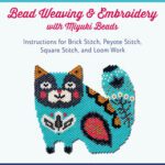 خرید و دانلود کتاب منجوق بافی و گلدوزی با مهره های میوکی؛ دستورالعمل های دوخت آجری، دوخت پیوت، دوخت مربعی، و کار بافندگی همراه با 100 الگو