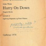 خرید و دانلود نسخه کامل کتاب Gloser og kommentarer til John Wain Hurry On Down