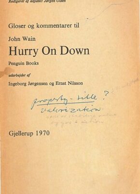 خرید و دانلود نسخه کامل کتاب Gloser og kommentarer til John Wain Hurry On Down