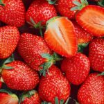 خرید و دانلود ویدیو آموزشی چگونه با استفاده از لوله پلیکا در خانه توت فرنگی کاشت و برداشت کنیم و کسب درآمد | کاشت و پرورش توت فرنگی در منزل | کسب و کار در منزل