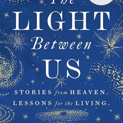 خرید و دانلود نسخه کامل کتاب صوتی انگلیسی نوری میان ما، اثر لورا لین جکسون The Light Between Us: Stories from Heaven. Lessons for the Living by Laura Lynne Jackson